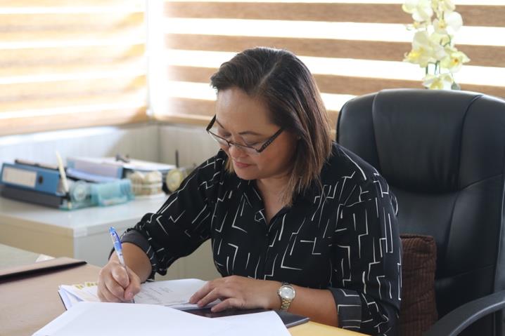 PHOTO: BatStateU President Tirso Ronquillo and DOST-4a Regional Director Emelita Bagsit signing the Grants-In-Aid Memorandum of Agreement to fund activities under the RIICs.