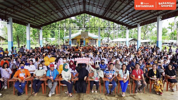 Jose P. Rizal National High School students, teachers, and community leaders from Barangay Punta Baja in Rizal, Palawan celebrate being the first ever Barangay Shopee winner