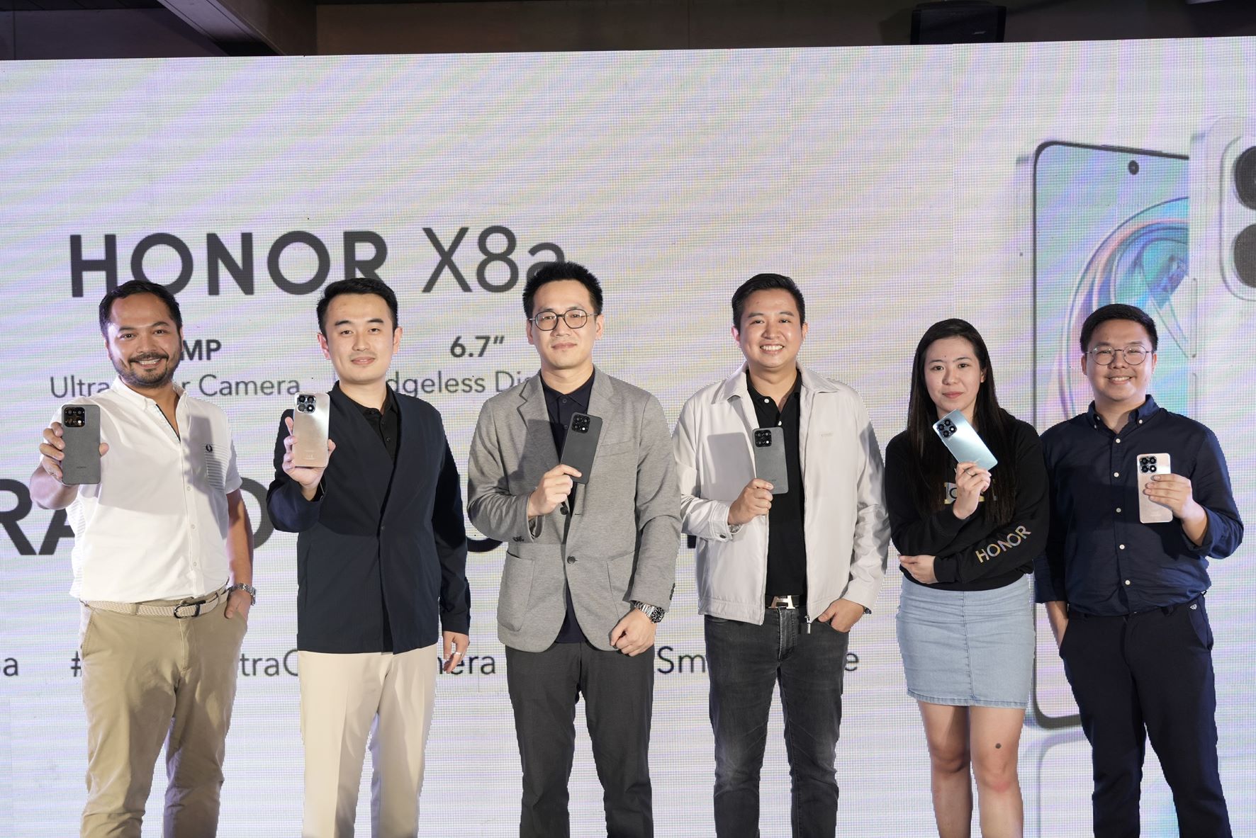 HONOR GTM Manager Steven Yan, Country Manager Sean Yuan, Vice President Stephen Cheng, Brand Marketing Manager Joepy Libo-on, PR Manager Pao Oga with Home Credit Partner Marketing Lead Richard Sarinas.