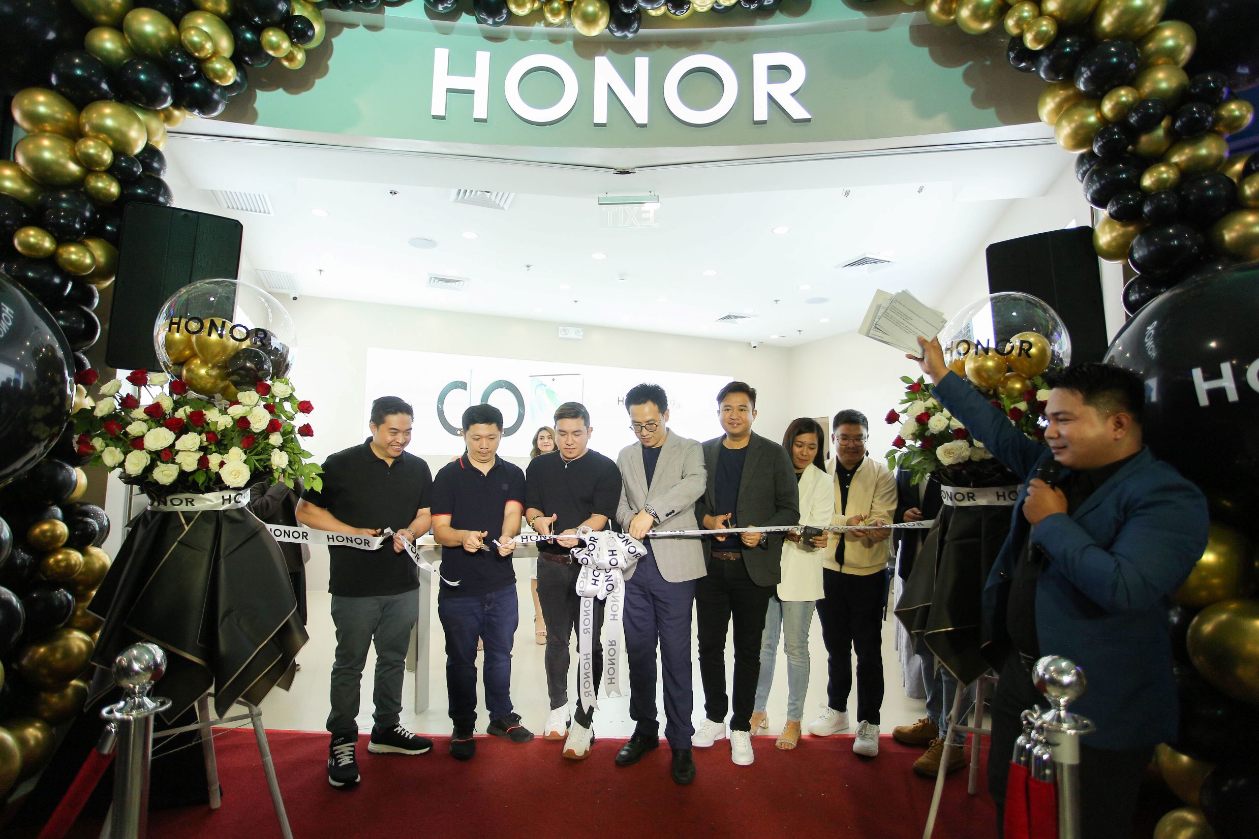 HONOR Philippines Country Manager Sean Yuan, Vice President Stephen Cheng, Brand Manager Joepy Libo-on, and PR Manager Pao Oga with Cellboy Chief Operating Officer Johnson Lim, Chief Finance Officer Harold Lim, and Assistant General Manager for Sales and Operations Paul Mykhel Oilvar