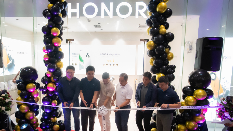 HONOR Philippines PR Manager Pao Oga, GTM Director Steven Yan, Regional Sales Director Johnny Quiao, Galleon Owners Reynaldo and Gio Eusebio, SM City Bacolod Assistant Mall Manager Lorenzo Benedicto.