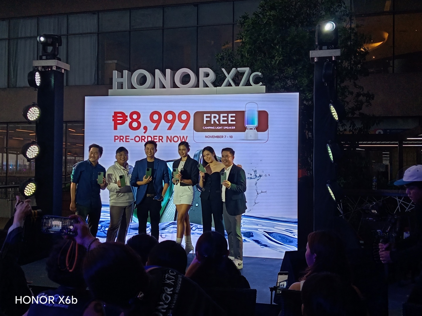 Free HONOR Gift Camping Light Speaker when buying HONOR X7c until November 10.