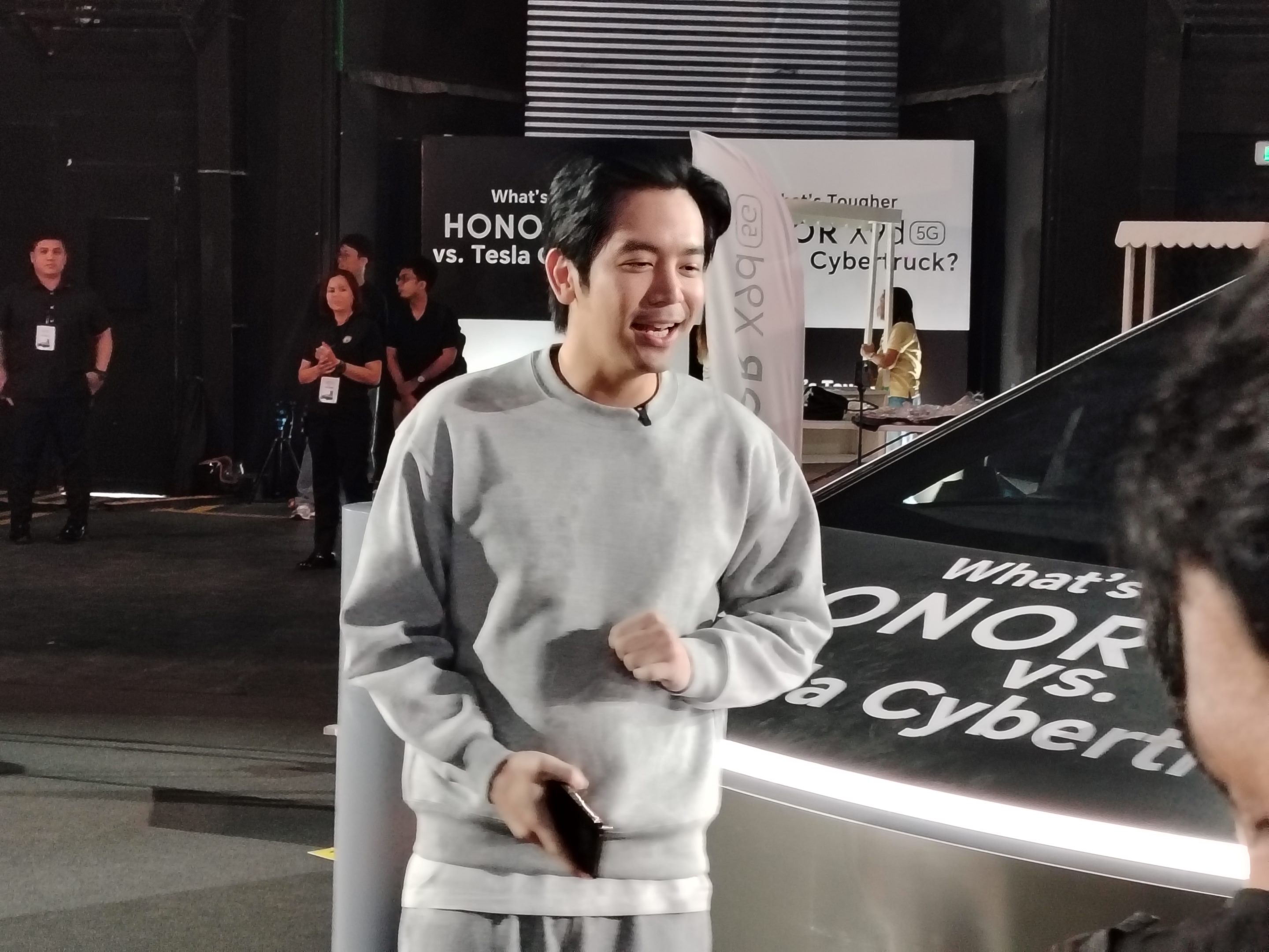 Actor Joshua Garcia tries out the durability of HONOR X9d 5G.