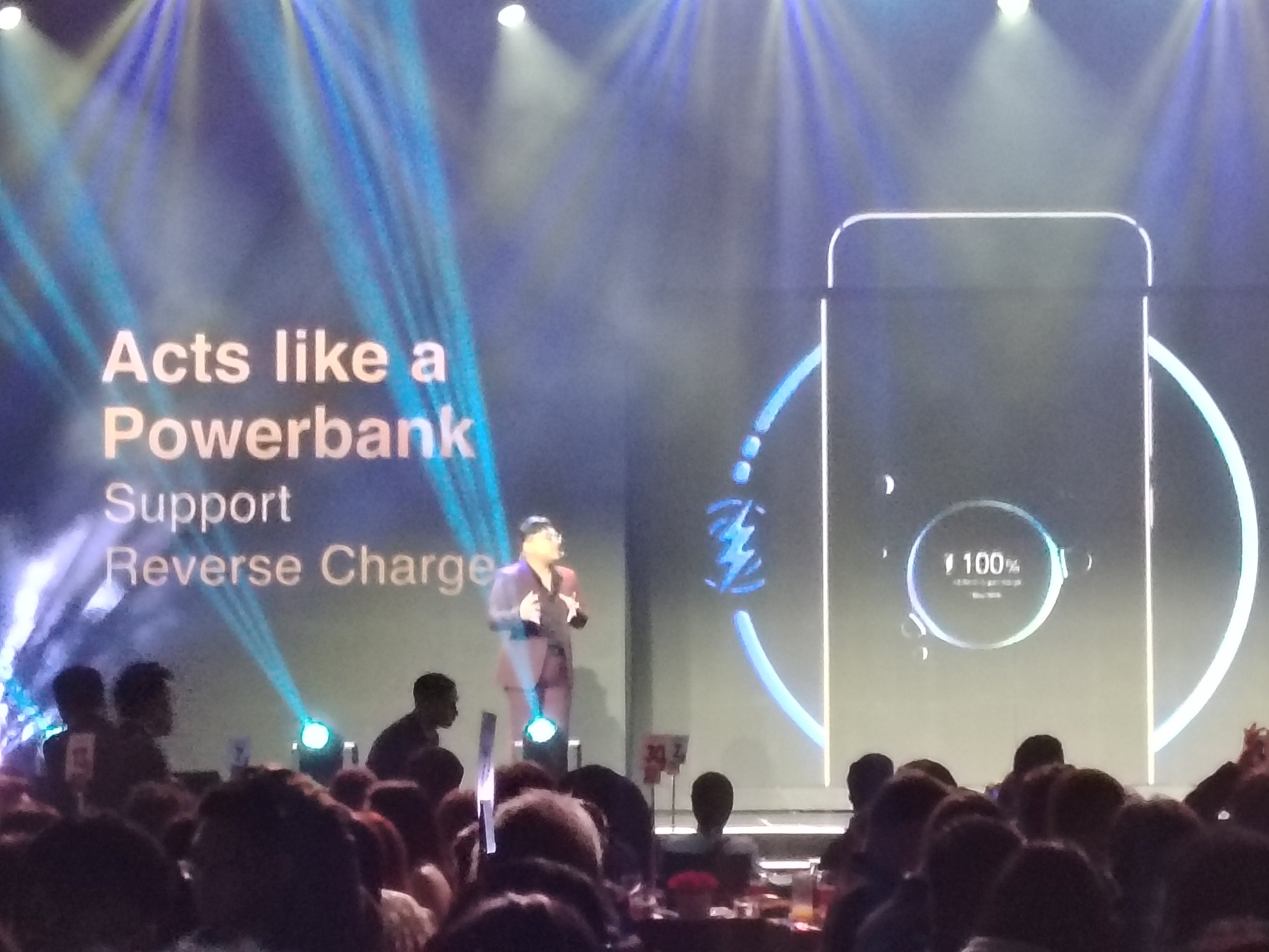 HONOR X9d 5G does reverse charging, just like a powerbank equipped with an ultra-large 8300mAh silicon-carbon battery.
