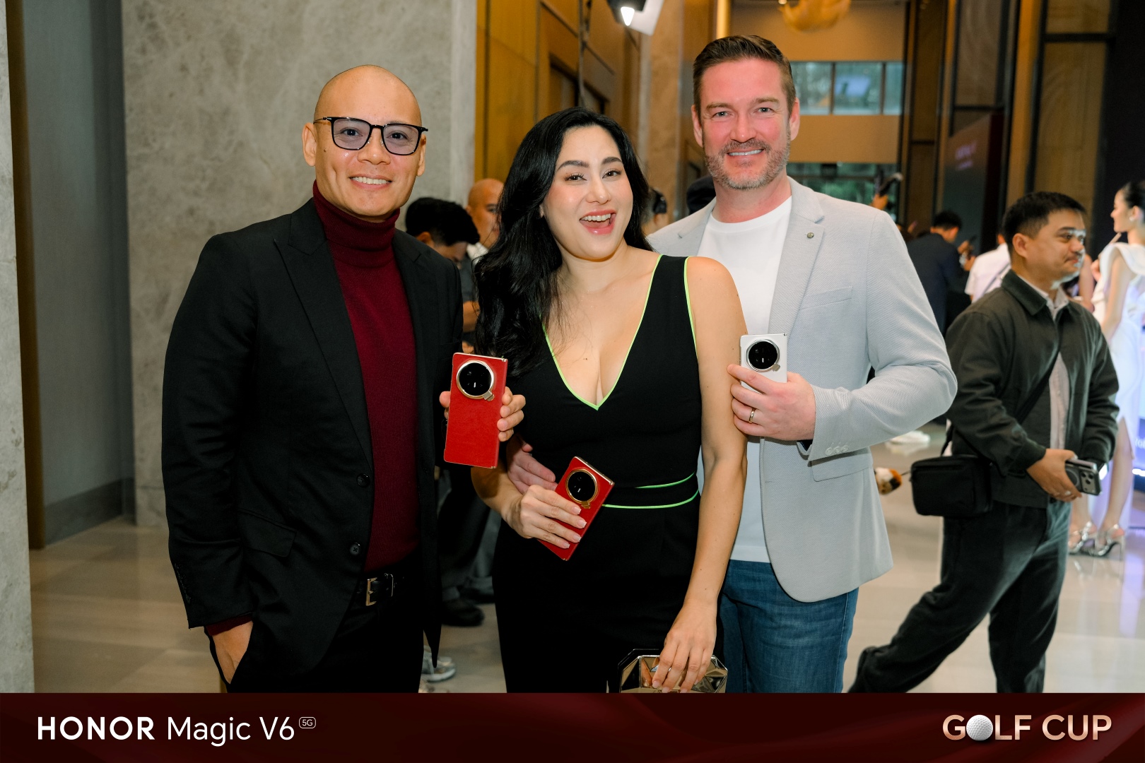 Guests experience HONOR Magic V6 and explore its flagship features during the grand launch.